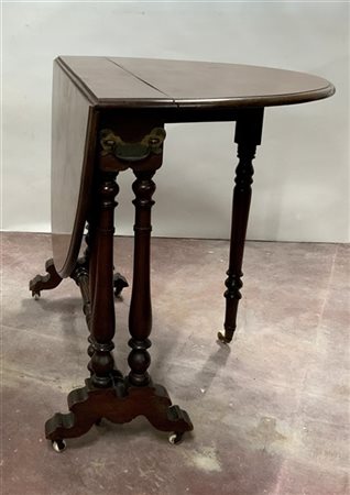 Tavolino ad alette con gambe e traversa tornite munite di rotelle. Inghilterra