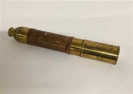 Cannocchiale in ottone in parte rivestito in pelle, chiuso (h cm 40, d lente cm