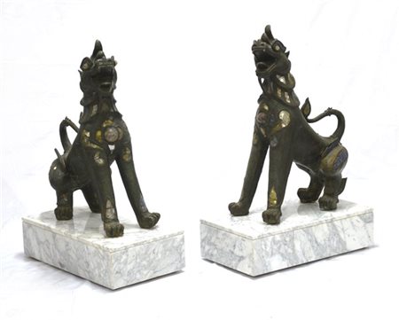 Coppia di chimere in bronzo con dettagli in vetro colorato, manifattura orienta