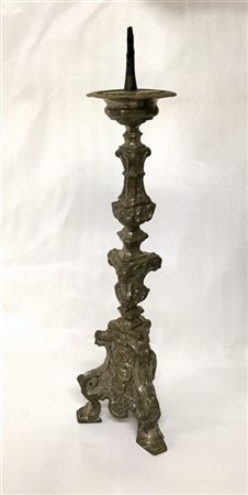 Candeliere del sec. XVIII in metallo argentato e sbalzato a volute (cm 48) (dif