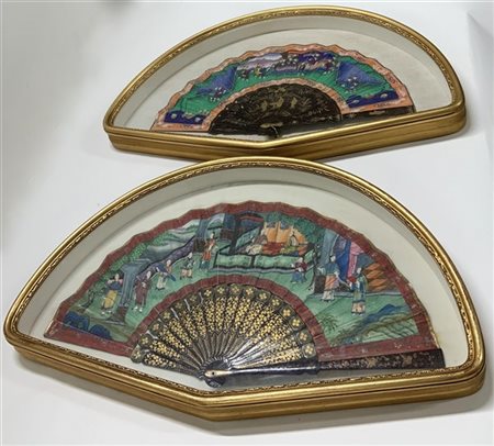 Due ventagli con pagina in cartadipinta in policromia con scene di vita di cort