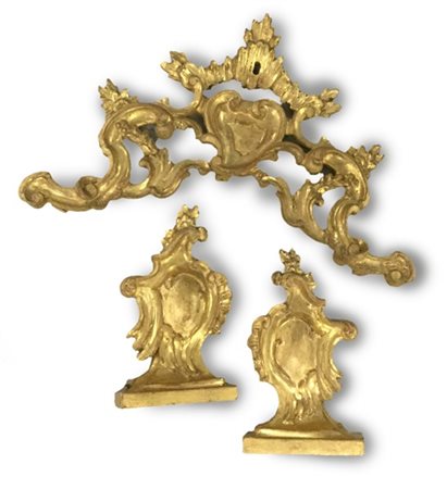Lotto composto da tre fregi in legno intagiato e dorato, sec. XVIII/XIX (difett