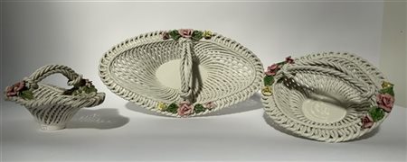 Gruppo di tre cestini in ceramica bianca intrecciata decorati con rose dipinte
