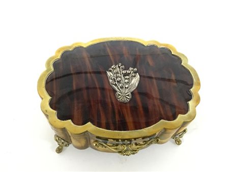 Portagioie con coperchio in targaruga con al centro un ramo di mughetti in arge