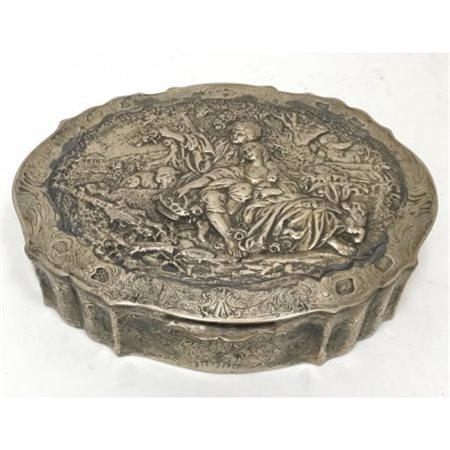 Cofanetto in argento di forma sagomata, decorato sul coperchio a scena agreste