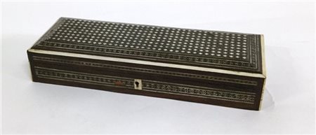 Scatola interamente intarsiata e lastronata in osso e peltro a motivi geometric