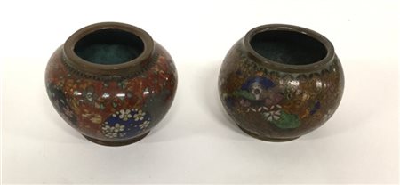 Due piccoli vasi in rame smaltato a decoro floreale (h. cm 5,5, d. cm 8) (difet
