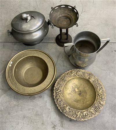 Lotto composto da un vaso biansato e una zuppiera in peltro, un'alzata e due ba