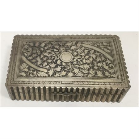 Scatola in argento con coperchio inciso a foglie (h cm 3,5x16x9,2) gr.200 ca, t