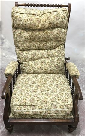Poltrona da riposo con schienale reclinabile decorata da colonnine tornite, riv