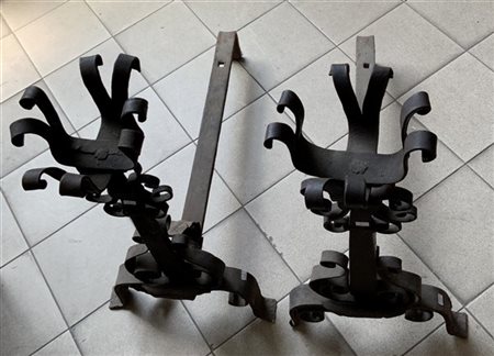 Coppia di antichi alari in ferro battuto (h cm 60, l cm 60) (difetti)