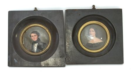 Lotto di due miniature tonde raffiguranti gentiluomo e gentildonna (d cm ) in c