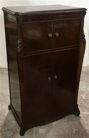 Mobiletto a quattro sportelli montanti sagomati e intagliati (cm 60x103x40)(dif