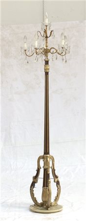 Lampada da terra con fusto a colonna in legno, puntale a sei luci in metallo e