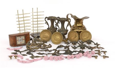 Lotto composto da una sveglia da tavolo decò, due vasetti, una brocca, quattro