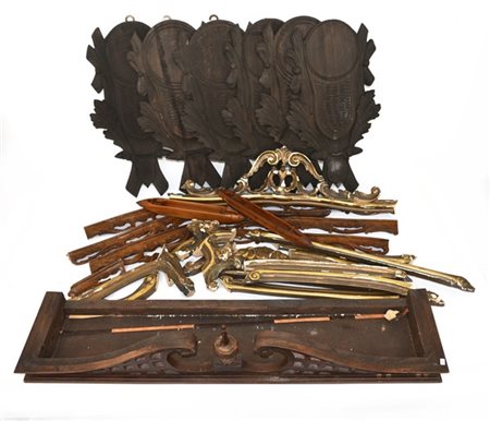 Lotto composto da fregi ed elementi decorativi in legno (difetti)