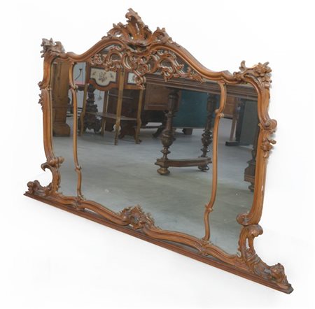 Specchiera da comò di forma sagomata in legno intagliato (cm 106x162) (difetti