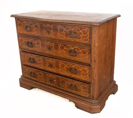 Comò a quattro cassetti intarsiato a motivi vegetali e fiori. Piedi a mensola.