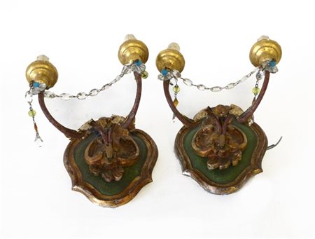 Coppia di appliques a due fiamme in legno laccato, intagliato e dorato, pendent