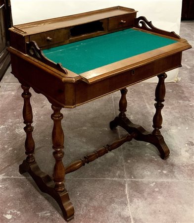 Scrittoietto in legno ad un cassetto, piano estraibile in tessuto verde, alzati