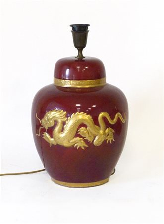 Lampada da tavolo in ceramica bordeaux con profili a greca e draghi in rilievo