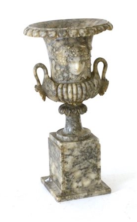 Arte della fine del secolo XIX.Vaso "Mediceo" in alabastro fiorito, scolpito co