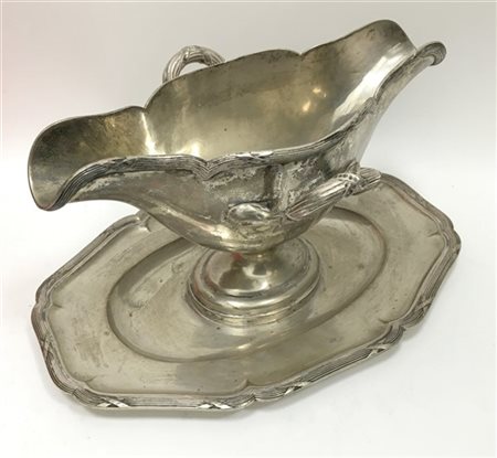 Salsiera in argento a bordo cordonato. Punzoni abrasi. Secolo XIX (g 780 ca.) (