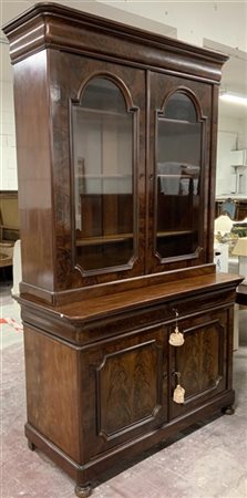 Libreria a due corpi lastronato in piuma e radica di noce, parte superior