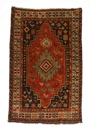 Tappeto Kazak, Caucaso, secolo XX.
Decoro a medaglione color camoscio su fondo