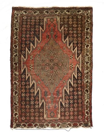 Tappeto Mazlaghan, Persia, fine secolo XIX.
Decoro a medaglione nocciola su fon