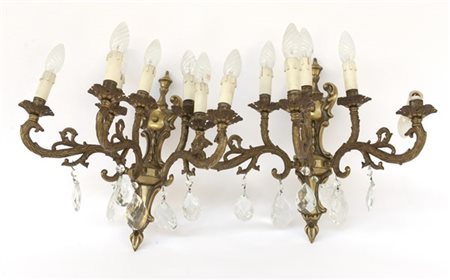 Coppia di appliques a sei fiamme in metallo dorato, gocce in vetro (difetti)