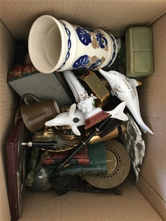 Cartone contenente numerosi oggetti di diversa fattura