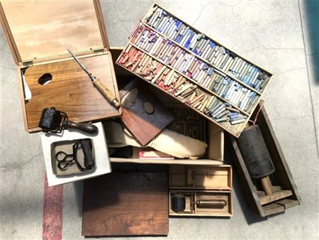 Cartone contenente materiale per belle arti: gessetti colorati, tavolozze con c