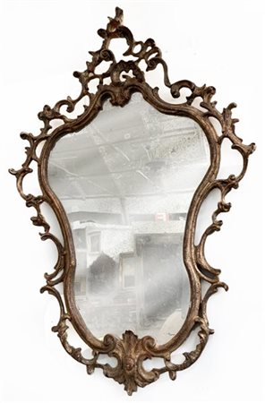 Specchiera di forma sagomata in legno intagliato dorato e traforato. Sec. XVIII