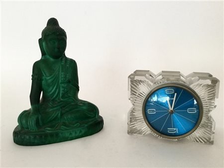 Lotto composto da un orologio da tavolo in cristallo ed una scultura in vetro r