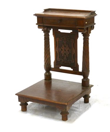 Inginocchiatoio ad un cassetto montanti a colonna centrati da pannello intaglia