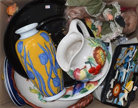 Scatolone contenente oggetti di diverso materiale e decoro (difetti)