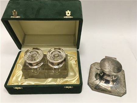 Lotto composto da due calamai in argento e vetro. Marchi inglesi, inizio secolo