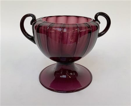 Manifattura di Murano, coppa biansata con corpo decorato a nervature in vetro s