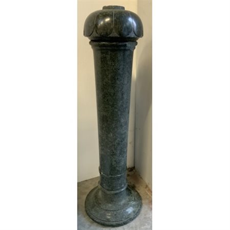 Colonna portavaso in marmo verde alpi. (h cm 88) (difetti e mancanze)