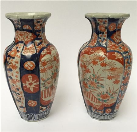 Coppia di vasi in porcellana con decoro in stile imari nei toni del rosso e del