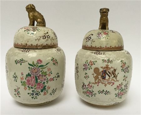 Coppia di potiche in ceramica policroma decorate con fiori sparsi e stemma nobi