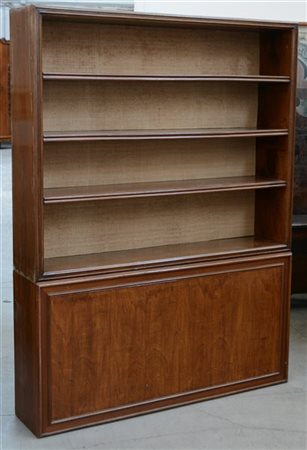 Piccola libreria a due corpi con ripiani a giorno, base pannellate e riquadrata