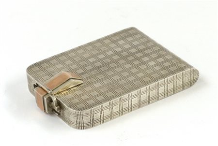 Trousse in argento decorata a motivi geometrici. Titolo 800 (g lordi 600 ca.) (