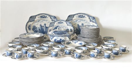 Manifattura inglese secolo XX.
Parte di servizio in ceramica a decoro monocromo