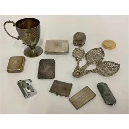 Lotto composto da sette scatoline varie in metallo, un fermacarte, un accendino