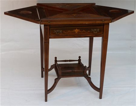 Tavolino da gioco con piano girevole a quattro spicchi apribili, decorato con i