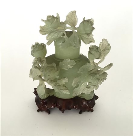 Vaso scolpito con rami fiore in pietra dura di colore verde chiaro, base in leg