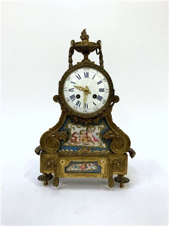 Pendola da tavolo in bronzo dorato decorata con placche in porcellana policroma