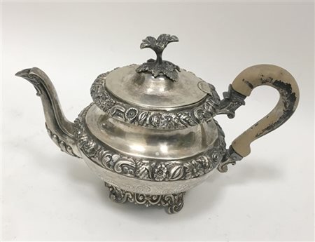 Caffettiera in argento con corpo inciso e parzialmente sbalzato a motivi di fio